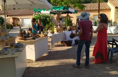 Marché artisanal nocturne à Lou Bastidou