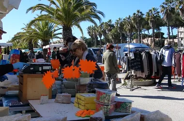 El mercado del domingo por la mañana, en el puerto (aparcamiento del hipódromo)