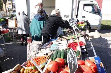 El mercado del domingo por la mañana, en el puerto (aparcamiento del hipódromo)