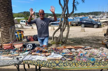 Marché artisanal à Porquerolles