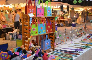 Marché nocturne artisanal au village médiéval