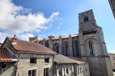 La maison aux volets bleus proche de l’abbaye de la Chaise-Dieu