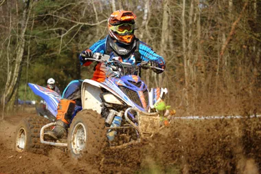 Démonstration de motos et quads sur prairie