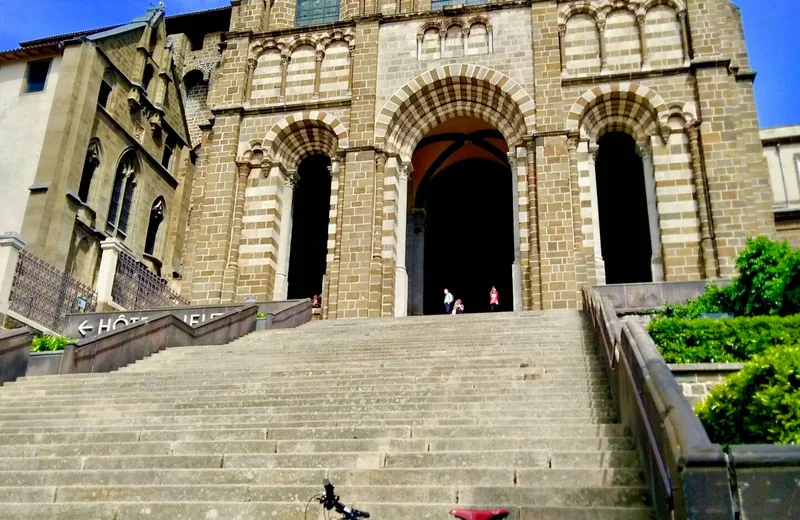 Compostelle en VTT/VAE : Du Puy en Velay à Conques