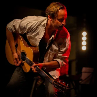 Rod Janois accompagné par la chorale du Conservatoire des Ateliers des Arts