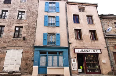 La maison aux volets bleus proche de l’abbaye de la Chaise-Dieu