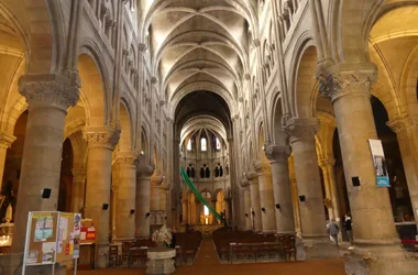 Nef centrale de l'église Saint-Pierre de Mâcon