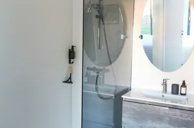 salle d'eau avec douche à l'italienne dans les deux chambres