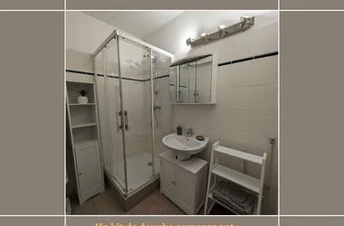 Une salle de douche équipée et très fonctionnelle