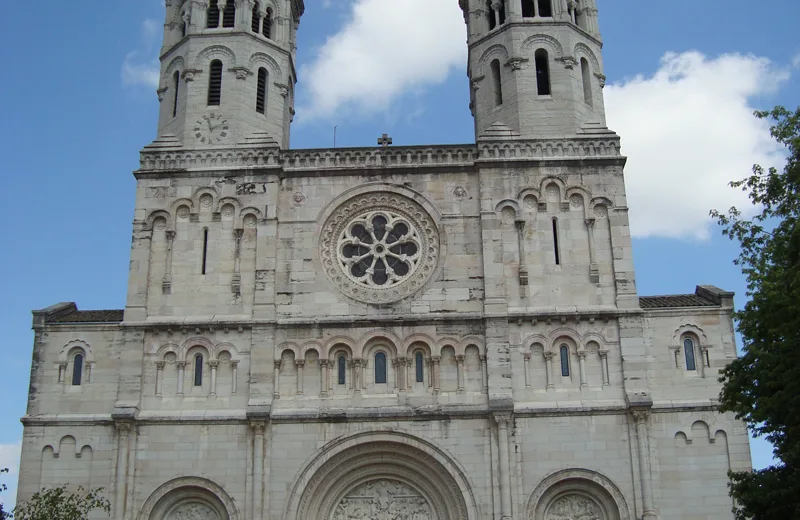 Façade de l'église néo-romane Saint- Pierre de Mâcon
