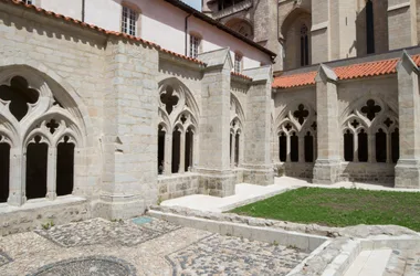 PCU_Abbaye de La Chaise-Dieu_claustro con zona de lavabo