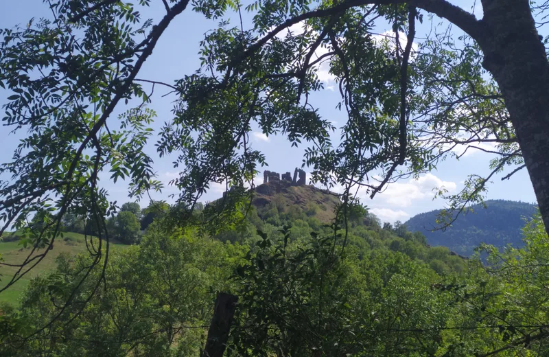 Castillo de Aritas desde el sendero de acceso
