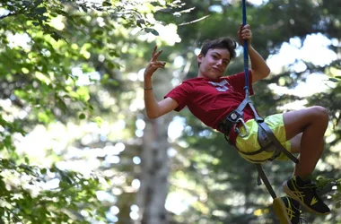 Grimper dans les arbres au Parcours Aventure de l’Écureuil