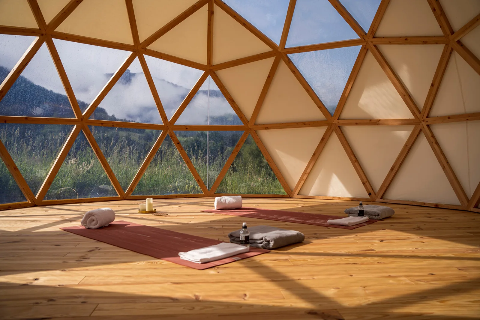 Yoga in a geodesic bubble in Megève - Megève Tourism