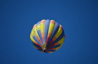 Balão de ar quente nos Alpes