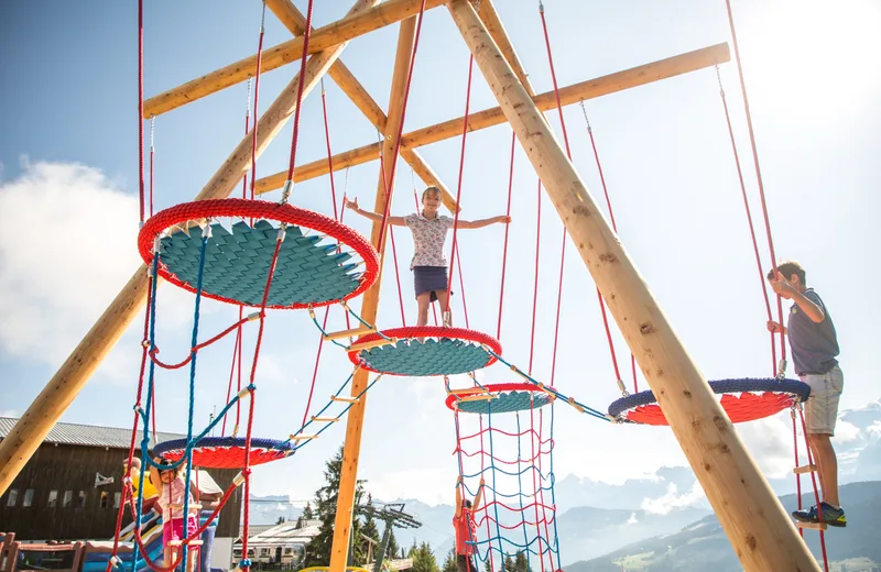 Parque infantil panorámico Portes du Mont-Blanc - estructura de escalada