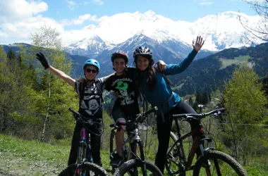 Mountain bike di fronte al Monte Bianco