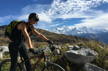 Mountainbiken mit Blick auf den Mont Blanc