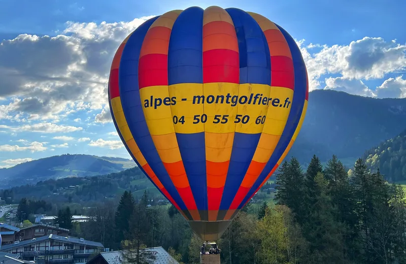 balão de ar quente nos Alpes