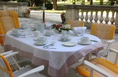 bed-and-breakfast-chateau-labrousse-st-martin-lacaussade-800x600-breakfast
