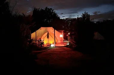 bohem glamping bed and breakfast berson night 800x600©Christelle Morant
