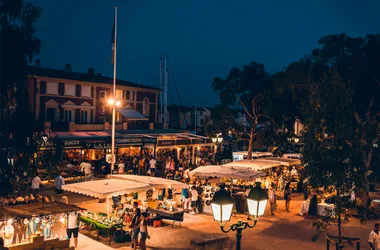 Marché artisanal nocturne à Port Grimaud