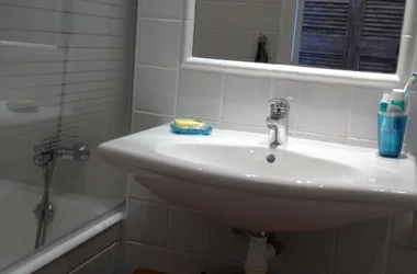 Salle de bains, carrelée, baignoire (bain-douche) avec pare douche, sèche serviettes, sèche-cheveux – wc_Terrasse-des-lavandières_Bormes-les-mimosas