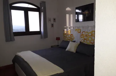 Chambre « Mimosa » avec gr(possibilité de le séparer en 2 lits), climatisation, rangements et penderie, vue sur la végétation et la mer_Terrasse-des-lavandières_Bormes-les-mimosas