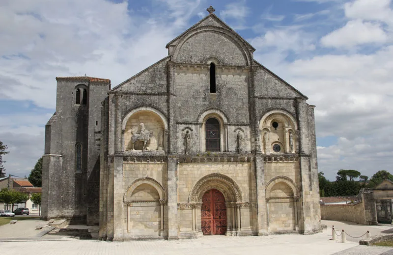Balade à Chateauneuf sur Charente- Extérieur de l'église Saint Pierre aux liens