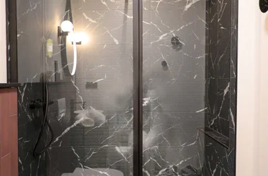Grande cabine de douche avec gel douche et shampoing fournis