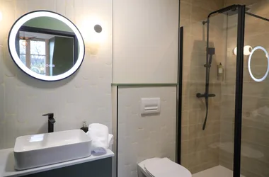 Salle de bain avec douche spacieuse