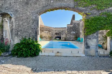 La piscine se trouve entre les murs de l’ancienne distillerie et a une barrière de sécurité