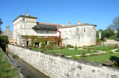 Abbaye de Fontdouce - Vue des jardins à la française