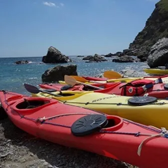 SEA KAYAKING WITH “ALÉOUTES”