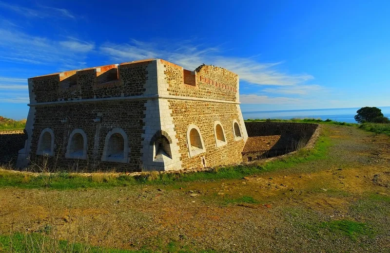 THE SQUARE FORT & THE ROUND FORT