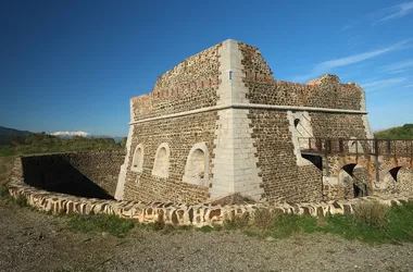 THE SQUARE FORT & THE ROUND FORT