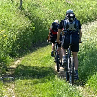 Randonnée à vélo accompagnée avec un guide expert