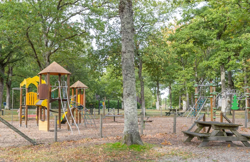 Aire de jeux pour enfants avec parcours sportif de Boismorand