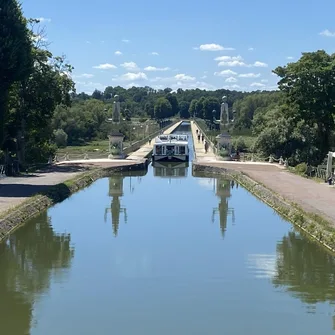 Micro-aventure : embarquez pour une croisière et savourez un repas au fil de l’eau