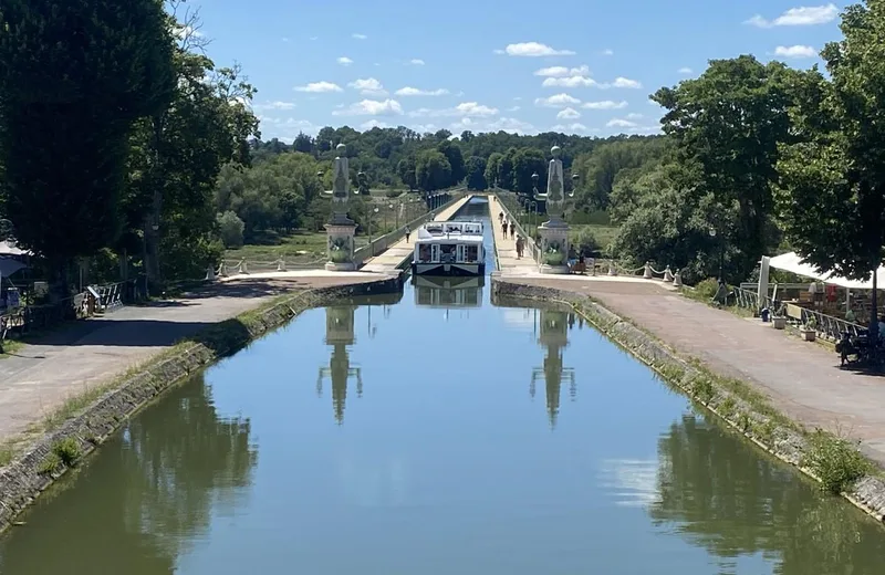 Micro-aventure : embarquez pour une croisière et savourez un repas au fil de l’eau