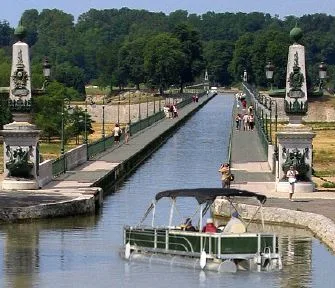Location de bateaux électriques sur le Canal de Briare