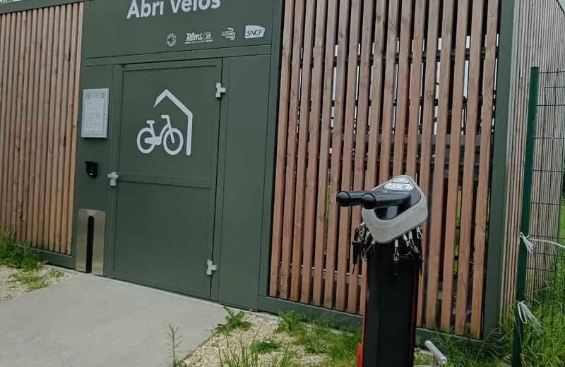 VÉLO BOX parking et réparation pour les vélos gare de Gien