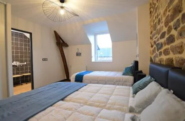 4. Schlafzimmer mit Doppelbett und Einzelbett c
