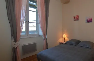 Schlafzimmer mit Doppelbett, rosa Vorhänge 800 600