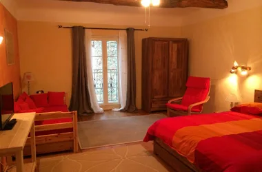 Le Château d'Auribeau – Zimmer mit rotem Ocker