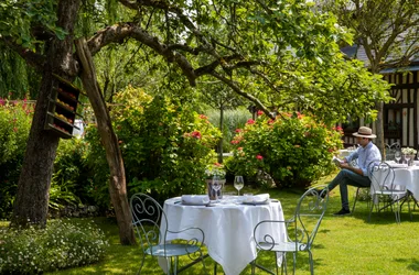 Auberge la Source - Lunch under the apple trees