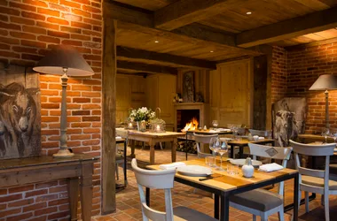 Auberge la Source - Restaurant with fireplace