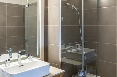 Antares Hotel in Honfleur - La Rivière St Sauveur - Bathroom
