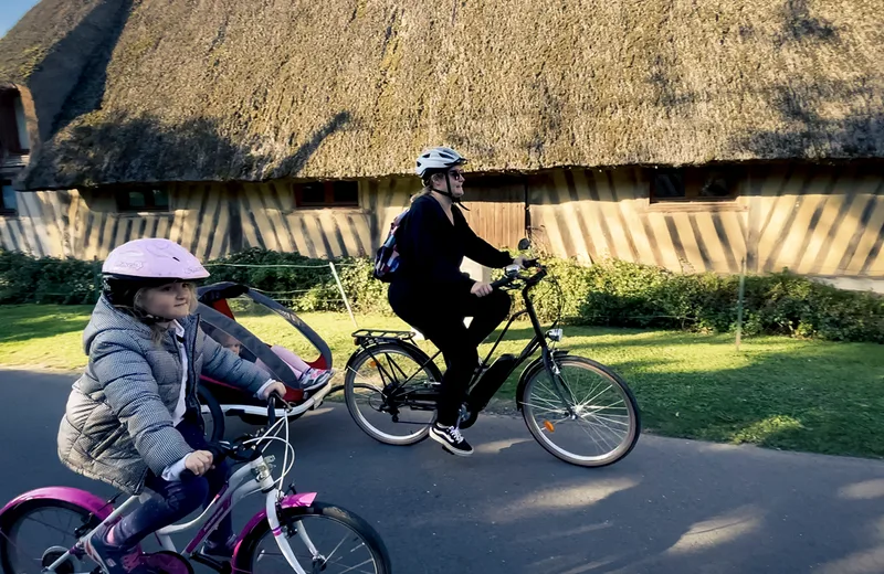 Bike ride along the thatched cottages