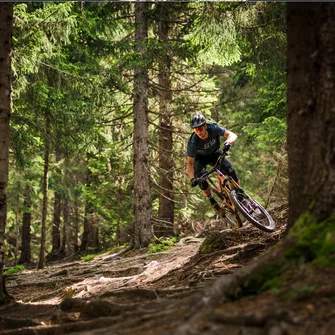 Rouge – Super Morzine – Racine Carrée